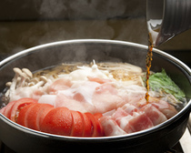 沖繩島Agu猪涮涮鍋・蕎麥會席　琉球宴席　桃香_Aguu豬番茄壽喜燒（2～3人份）