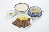味牛舌喜助 名古屋店_以鹽、醬、味噌三種不同風味享用的「牛舌燒烤定食」