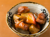 宮崎料理 萬作 大名古屋大廈店_雞肉與蔬菜的美味盡凝縮其中的「萬作名菜‘甘煮’」