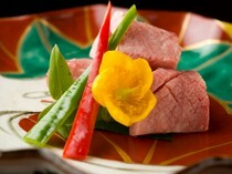 日本焼肉　HASEGAWA　銀座本店_以優質和牛的鮮美口感，搭配鹽、檸檬和芥末的清爽風味「和牛黑舌　華網厚切（一片烤）」※數量有限
