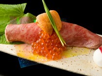 日本焼肉　HASEGAWA　銀座本店_同時享受食材的美味和美感的豪華一道菜「灑上滿滿鮭魚子的和牛握壽司佐海膽」
