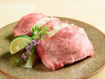 炭火燒肉 胤舌 -shintan-_葱鹽醬料為味道增色，襯托出牛舌甘甜的「牛舌夾蔥」