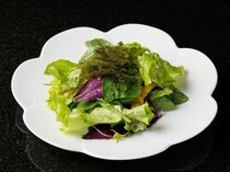 鐵板燒Steak集宮古島_感受到海島微風的「香味蔬菜沙拉 搭配自製柚子味噌沙拉醬」
