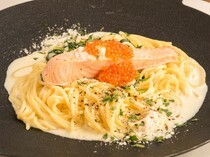 miele the DINER seafood diner_熱騰騰的醬汁充分包裹義大利麵！「烤鮭魚佐奶油白醬」