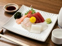 居酒屋Asahi_日本全國精心挑選。使用當季最美味的海鮮製作的『生魚片拼盤』