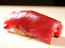 鮨　城間_像觸摸到壽司的真髓一樣清新而深沈的美味，《赤身握壽司》。

