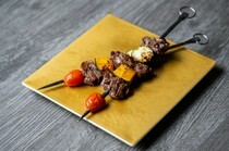 USHINIKANABO 麻布十番_

精心挑選的肉品，以獨特的口味品味「串燒」

