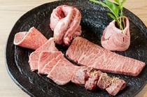 烤肉割烹  美味_在以肉類聞名的日本，我們提供以整頭和牛為基礎的「烤肉料理」套餐