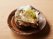 神樂坂 壽司 KONKON_散發沁涼清爽的香氣，促進食欲的「岩牡蠣奇異果佐夏布利果凍」