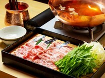 菜屋 WADA家 大阪初天神店_
  直接品味食材美味的「和田家式豬肉涮涮鍋」（※兩人起開鍋）。