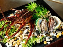牛排屋近江_嚴格挑選海鮮的大小和新鮮度，精心製作的「海鮮料理」