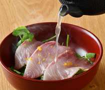 東京和食 RIKUU 惠比壽店_請將熱騰騰的湯汁淋上，即可享用「鰤魚和三關水芹的涮涮鍋」
