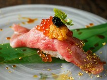 FIFTY-FIVE　TOKYO  惠比壽店_可以品嚐到肉品原汁原味的極致佳餚「特製牛肉壽司 一個」