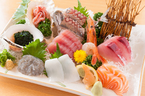 魚河岸丸天　MINATO店_可品嚐以駿河灣海鮮為代表的9種鮮魚『近海生魚片拼盤』