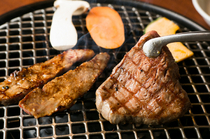 燒肉　三水苑　東口店_想要享用肉質原味就點這道！　『今日的紅肉牛排』