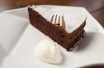 cafe　MARUGO_特色在於微苦巧克力風味的『經典巧克力蛋糕』
