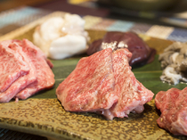 GYUUTON對抗賽　品牌牛、島豬（沖繩名產）整頭購入的肉類料理專店_全新美味令人开怀的“猪肉牛肉比比看”