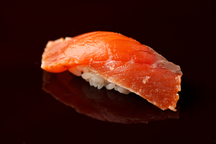 壽司岩瀨_將帶皮側的魚肉先微炙後，再略為醃漬的『鱒魚』