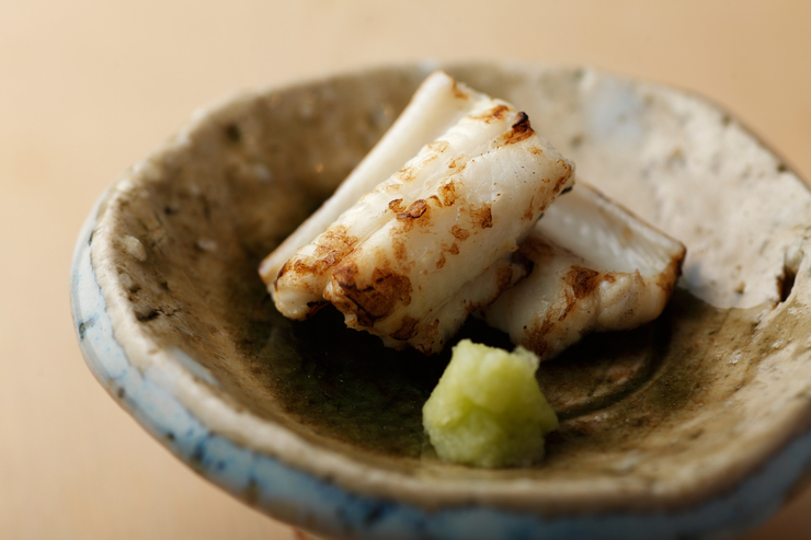 壽司岩瀨_烤得表面香酥、裡面還呈半熟狀態的『白燒穴子魚』