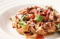 CARNEYA_義大利麵是從義大利進口！「番茄臘腸寬義大利麵」