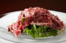 加藤牛肉店　GINZA_「牛肉火腿」的製作上毫不吝惜地使用了山形牛的牛腰肉