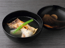 日本料理　晴山_炭火焦香与汤汁风味浑然天成的“圣护院大根与甘鲷”