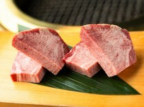 燒肉專科 牛力_脂花漂亮、柔嫩奢華的「厚切牛舌」