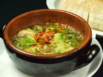 LOBOS　銀座店_熱騰騰的橄欖油與口感形成絕配的『鮮蝦與蘑菇的蒜味蝦』
