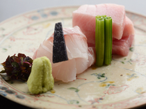 日本料理　太月_数类时令鱼贝生鱼片紧密拼盘的“生鱼片”