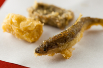 天婦羅黑川_季节感逸品充实的“稚香鱼、卷腐竹、芝麻糕”
