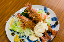 炸豬排八千代_以新鲜活虾制作的招牌料理“炸日本对虾份儿饭”