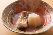 ITIKAWA_用從京都農家進貨來的聖護院蘿蔔做出的『方頭魚和蘿蔔煮物』