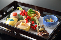 MORITAYA　東京丸之內店_以时令食材制成的“五类前菜拼盘”　※截自套餐料理