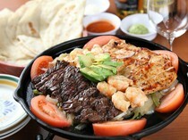 EL TORITO 池袋西口店_牛肉、雞肉、鮮蝦令人超滿足！「墨西哥烤肉三拼」