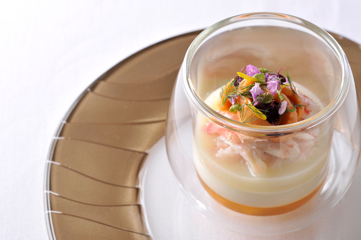法國料理MIKUNI SAPPORO_帶來春天氣息的『北海道產毛蟹與海膽搭配白蘆筍製成的巴伐利亞布丁與貝類涼菜』