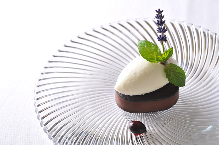 法國料理MIKUNI SAPPORO_享受兩種花香的風味甜點『厚真產藍靛果巧克力醬派與薰衣草霜淇淋』
