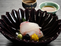 瓢亭　總店_搭配食趣各異的兩種調味料享用的「生魚片～明石鯛魚薄切生魚片～」