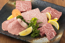 燒肉OKUU總店_享用当日采购的奢侈食材『主厨拼盘』