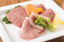 燒肉OKUU總店_选用稀少部位肉组成奢侈的『特选和牛三拼盘』