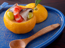 ISHI橋_盛放在柚子皮里的季节菜式“柚子釜蒸”