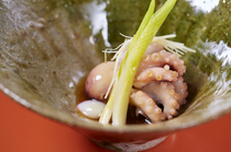 NUJI_鎖定柔軟極致的瞬間烹製的『【小酒菜】短爪章魚櫻煮　百合根　針生薑』