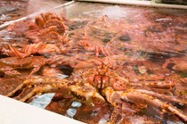 北之蓋飯屋 瀧波食堂_眼前的【瀧波商店】有鮮活螃蟹放入水槽中！把這活螃蟹經過水煮馬上可以品嚐！