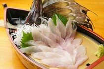北之蓋飯屋 瀧波食堂_正可說是小樽具代表性的有名魚類！採用早上剛剛捕獲的海鮮，新鮮得不得了！『帆鰭足溝魚的生魚片』