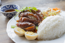 亞洲香草餐廳　CAFE KURUKUMA_味道柔软酥烂的绝佳美味 『五香炖猪蹄』，又称『泰式炖猪蹄』