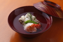 浪速割烹 喜川_這一天的煮物為夏日固定菜色。『海鰻高湯清湯　烤痕海鰻、豆腐皮包大明蝦』