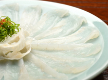 河豚料理 TOMOE_為讓客人盡享河豚美味，提供1片具有厚度的「生魚片」