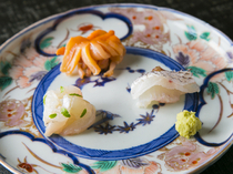 壽司店MATSUMOTO_「下酒菜與手捏壽司套餐」，由當日精選的「三種生魚片拼盤」開始享用