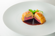 l’Auberge de l’ill Tokyo_牛肉和鵝肝醬、醬汁渾然成為一體的『特選牛菲力肉與鵝肝醬・松露派』