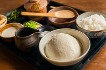 豆腐屋_因為現煮才能突顯大豆香氣與風味的『什錦豆腐膳』
