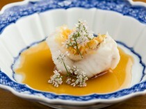虎峰_享受飽滿柔軟的魚肉和魚鱗酥脆口感的「油炸帶鱗甘鯛　佐香菜花」